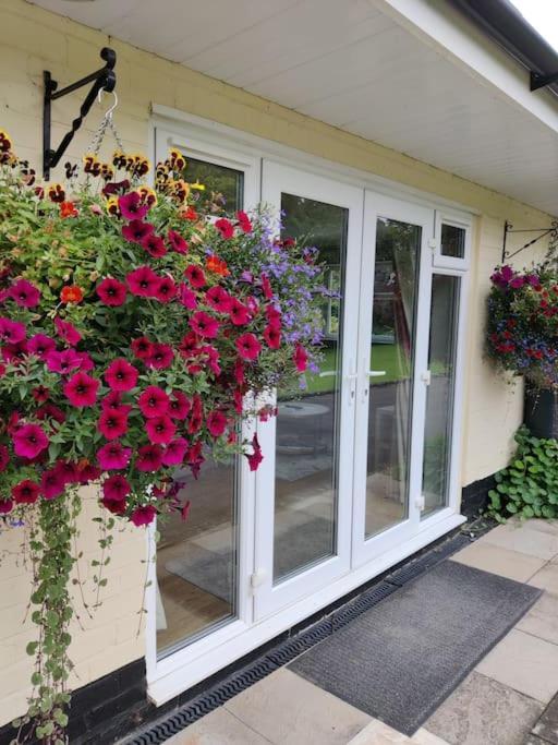 ストラットフォード＝アポン＝エイボン The Nook Located In A Beautiful Garden Setting With Parkingヴィラ エクステリア 写真